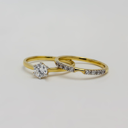 Pierścionek z białymi szafirami