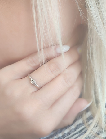 Pierścionek z brylantem 0,02 ct