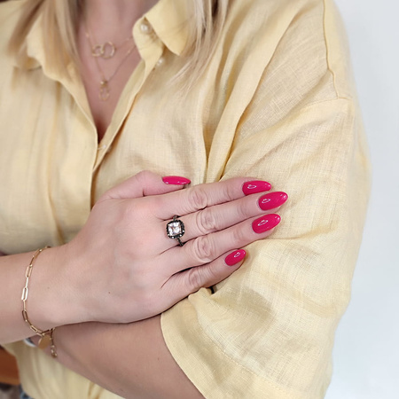 Pierścionek z morganitem i czarnymi brylantami