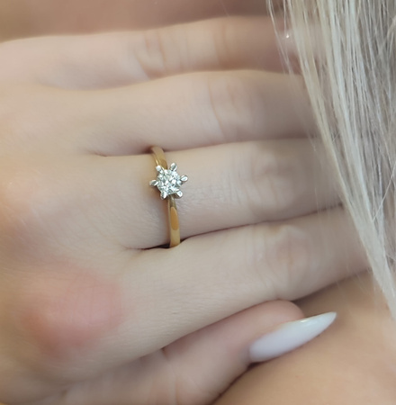 Pierścionek z brylantem 0,41 ct