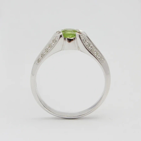 Pierścionek z oliwinem i brylantami