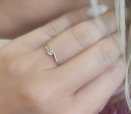 Pierścionek z brylantem 0,04 ct
