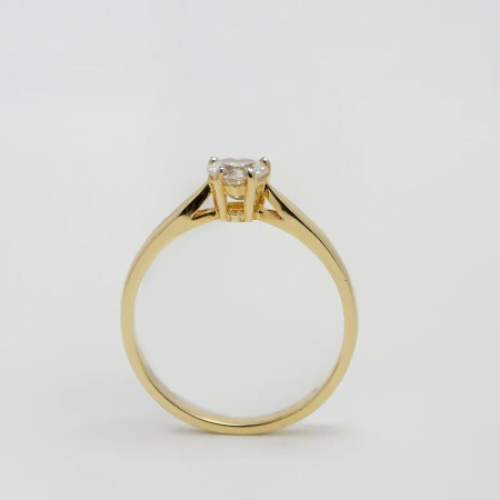 Pierścionek z białym topazem