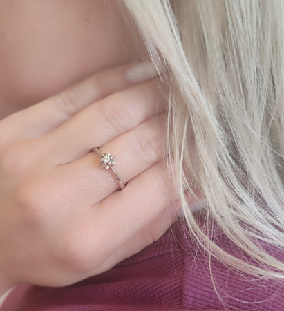 Pierścionek z brylantem 0,10 ct