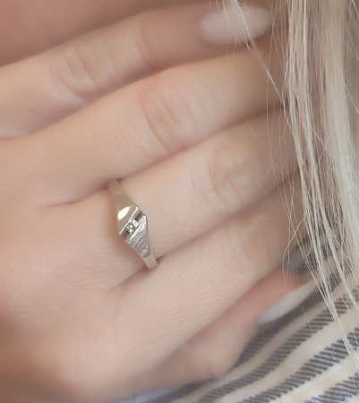 Pierścionek z brylantem 0,05 ct