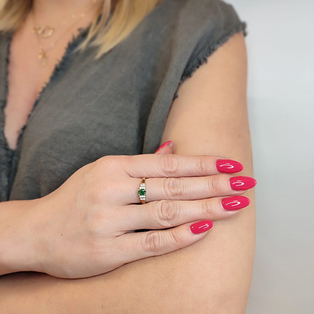 Pierścionek z szmaragdem i brylantami