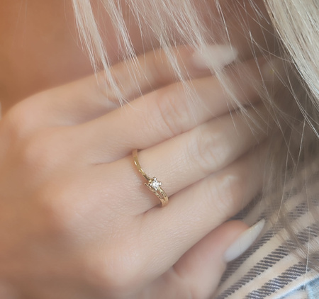 Pierścionek z brylantem 0,05 ct
