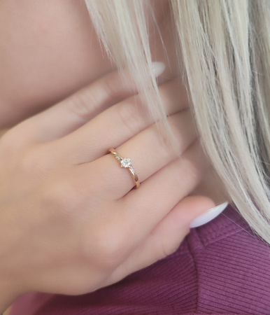 Pierścionek z brylantami 0,07 ct