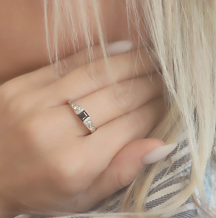 Pierścionek z szafirem i brylantami