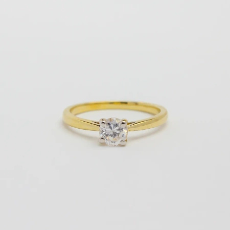 Pierścionek z białym szafirem