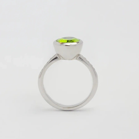 Pierścionek z oliwinem i brylantami