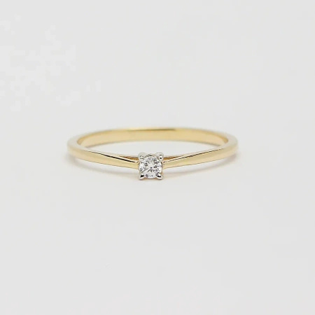 Pierścionek z brylantem 0,06 ct
