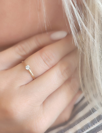 Pierścionek z brylantem 0,14 ct
