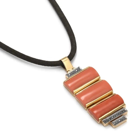 Zawieszka z koralem i czarnymi brylantami