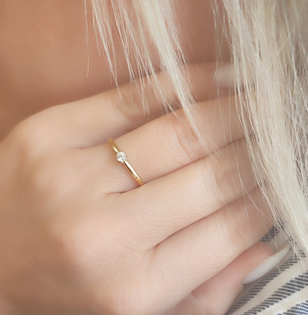 Pierścionek z brylantem 0,06 ct