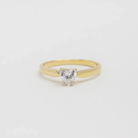 Pierścionek z białym topazem