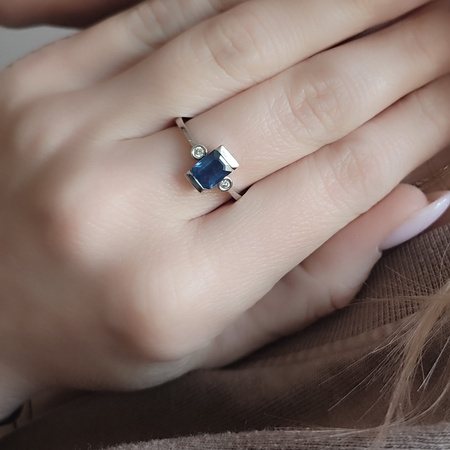 Pierścionek z szafirem i brylantami