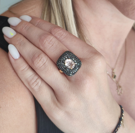 Pierścionek z morganitem i czarnymi brylantami