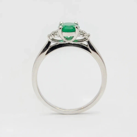 Pierścionek z szmaragdem i brylantami