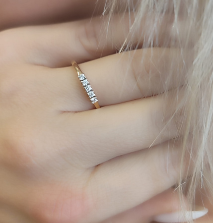 Pierścionek z cyrkoniami