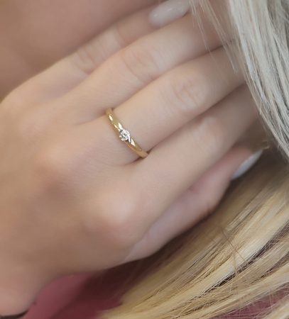 Pierścionek z brylantem 0,12 ct