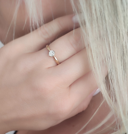 Pierścionek z brylantami 0,06 ct