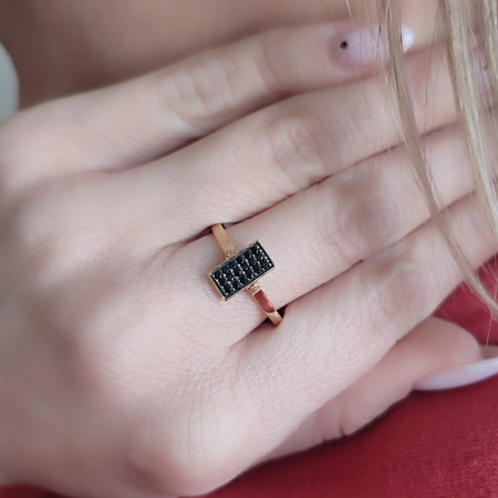 Pierścionek z czarnymi cyrkoniami