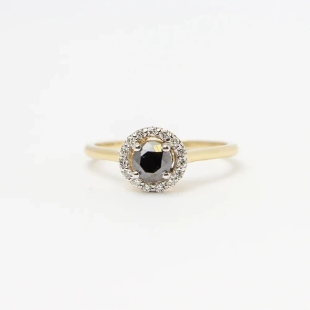 Pierścionek z czarnym brylantem i brylantami