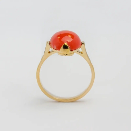 Pierścionek z koralem i brylantami