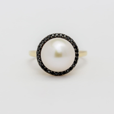 Pierścionek z perłą i czarnymi brylantami