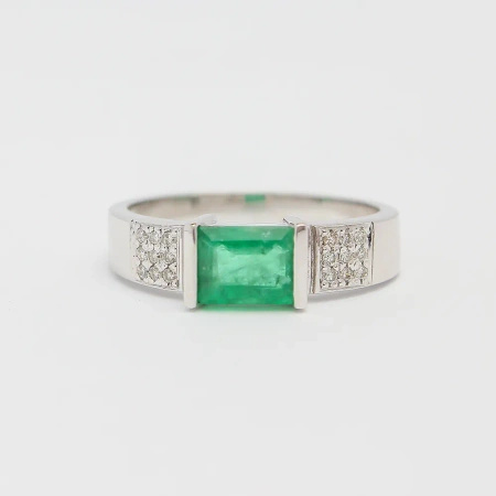 Pierścionek z szmaragdem i brylantami