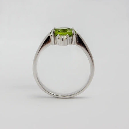 Pierścionek z oliwinem i brylantami