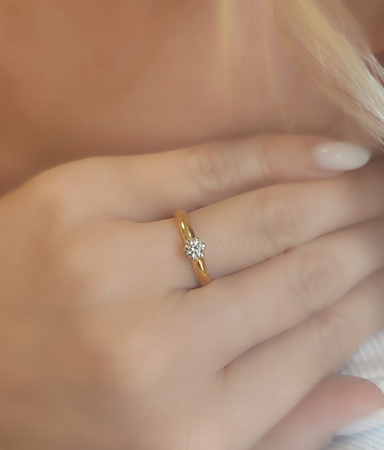 Pierścionek z brylantem 0,23 ct