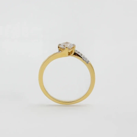 Pierścionek z białymi szafirami