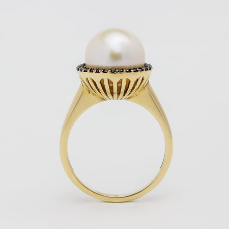 Pierścionek z perłą i czarnymi brylantami