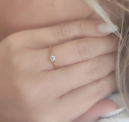 Pierścionek z brylantem 0,13 ct