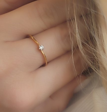 Pierścionek z brylantem 0,05 ct