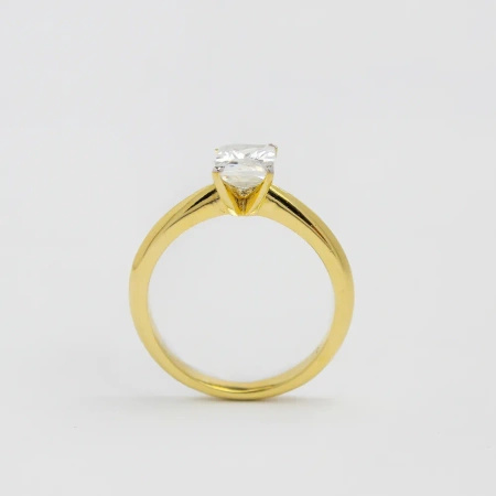 Pierścionek z białym szafirem