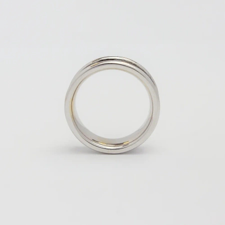 Pierścionek z czarnymi brylantami i rubinami