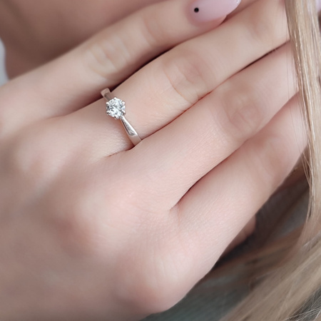 Pierścionek z cyrkonią