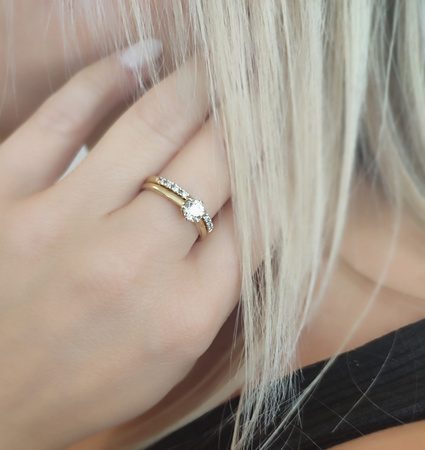 Pierścionek z białymi szafirami