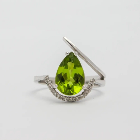 Pierścionek z oliwinem i brylantami