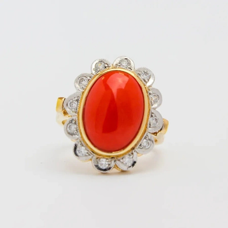 Pierścionek z koralem i brylantami