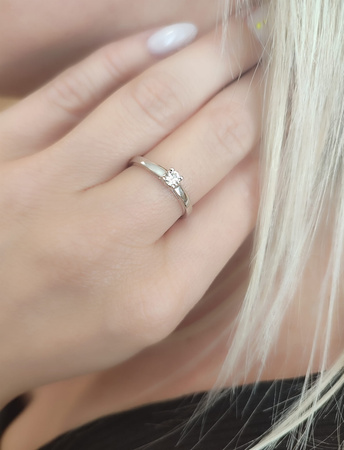 Pierścionek z brylantem 0,16 ct