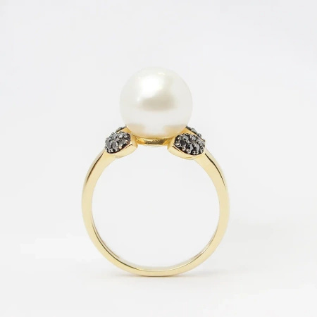 Pierścionek z perłą i czarnymi brylantami