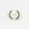 Pierścionek z perłą i czarnymi brylantami