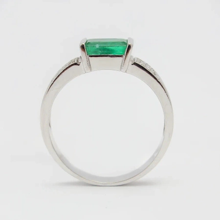 Pierścionek z szmaragdem i brylantami