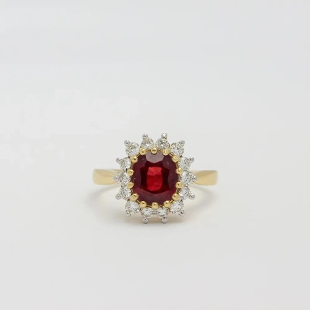 Pierścionek z brylantami i rubinem
