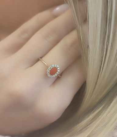 Pierścionek z koralem i cyrkoniami