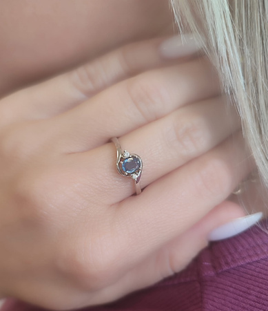 Pierścionek z szafirem i brylantami